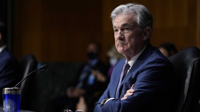 El presidente de la Fed, Jerome Powell, escucha durante una audiencia del Comité Bancario del Senado en el Capitolio en Washington, D.C., el 1 de diciembre de 2020. (Susan Wals/Pool/Getty Images)
