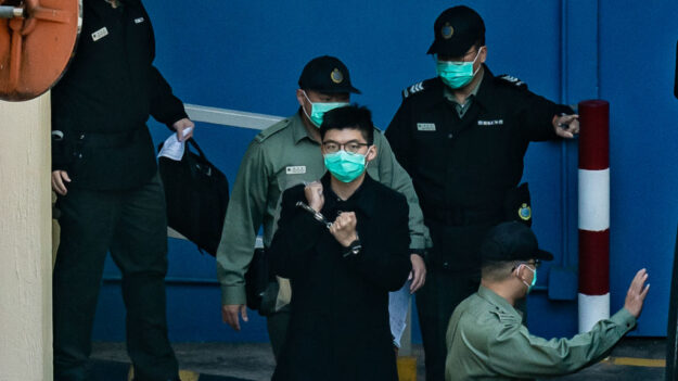 Activista hongkonés Wong recibe tercera sentencia de cárcel por asistir a la vigilia de Tiananmen