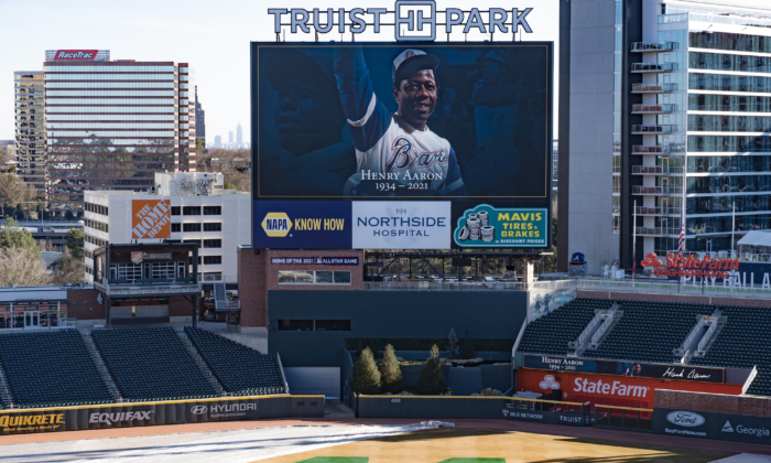El Truist Park rinde un homenaje al jugador de béisbol Hank Aaron el 23 de enero de 2021 en Atlanta, Georgia. Hank jugó para los Bravos de Atlanta y fue conocido como el rey del jonrón. (Foto de Megan Varner/Getty Images)