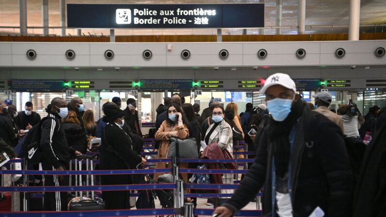 Viajeros hacen fila en el mostrador de inmigración del aeropuerto internacional de Roissy Charles-de-Gaulle, Francia, el 1 de febrero de 2021, al entrar en vigor las nuevas restricciones fronterizas de covid-19. (Christophe Archambault/AFP vía Getty Images)