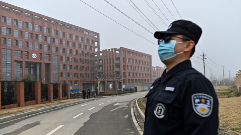 Un personal de seguridad hace guardia mientras los miembros del equipo de la Organización Mundial de la Salud (OMS) que investiga los orígenes del COVID-19, realizan una visita al Instituto de Virología de Wuhan en Wuhan, en la provincia central china de Hubei, el 3 de febrero de 2021. (Hector Retamal/AFP vía Getty Images)
