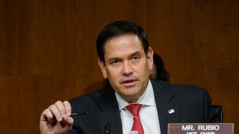 El senador Marco Rubio (R-Fla.) preside un interrogatorio durante una audiencia del Comité de Inteligencia del Senado en el Capitolio de EE. UU. en Washington, el 23 de febrero de 2021. (Drew Angerer/Pool/AFP vía Getty Images)