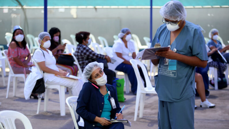 Trabajadora de la salud se registra para ser vacunada en la clínica Anglo Americana el 26 de febrero de 2021 en Lima, Perú. (Raúl Sifuentes/Getty Images)