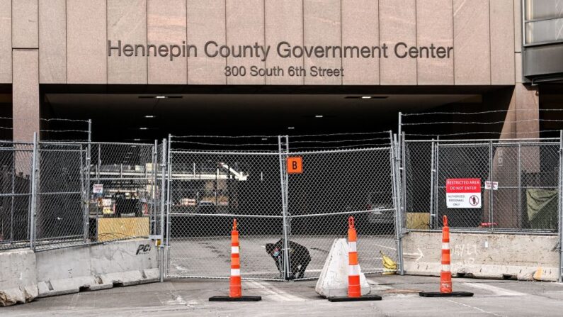 Agentes de la ley cierran las barricadas frente al Centro Gubernamental del Condado de Hennepin el 7 de marzo de 2021, donde se lleva a cabo el juicio del expolicía de Minneapolis Derek Chauvin, en Minneapolis, Minnesota. (CHANDAN KHANNA/AFP vía Getty Images)
