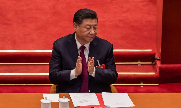El líder chino Xi Jinping aplaude durante la sesión de clausura del Congreso Nacional del Pueblo, en el Gran Palacio del Pueblo, en Beijing, el 11 de marzo de 2021. (Nicolas Asfouri/AFP a través de Getty Images)