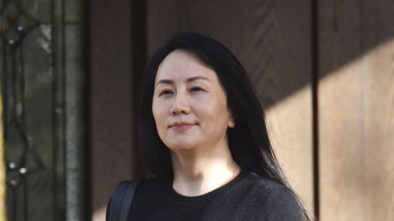 La directora financiera de Huawei, Meng Wanzhou, sale de su casa en Vancouver para asistir a la Corte Suprema de Columbia Británica, en Vancouver, Colombia Británica (Canadá), el 22 de marzo de 2021. (Don MacKinnon/AFP vía Getty Images)