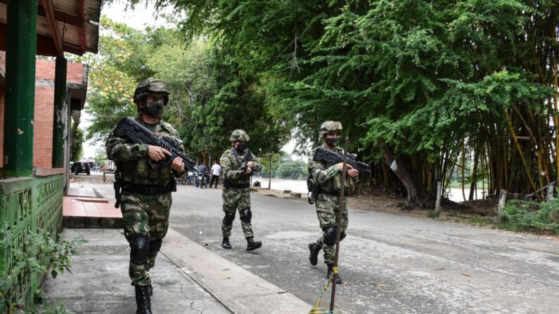 Soldados colombianos patrullan cerca del río Arauca en el municipio de Arauquita, departamento de Arauca, Colombia, el 25 de marzo de 2021. (Daniel Fernando Martinez Cervera/AFP vía Getty Images)