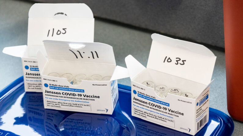 Las cajas de la vacuna contra covid-19 de Johnson & Johnson Janssen se ven el 26 de marzo de 2021 en los terrenos de la planta de Toyota en Buffalo, Virginia Occidental (EE.UU.). (Stephen Zenner/Getty Images)