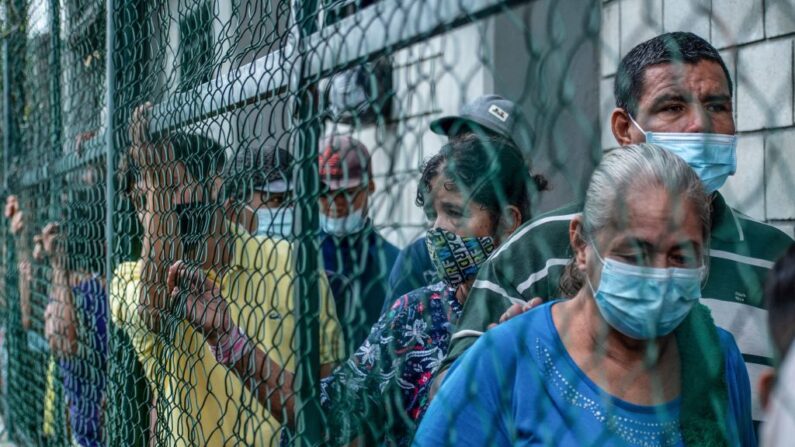 Venezolanos desplazados de La Victoria, estado Apure, se refugian en Arauquita, departamento de Arauca, Colombia, el 26 de marzo de 2021. (Vanessa Jimenez / AFP vía Getty Images)