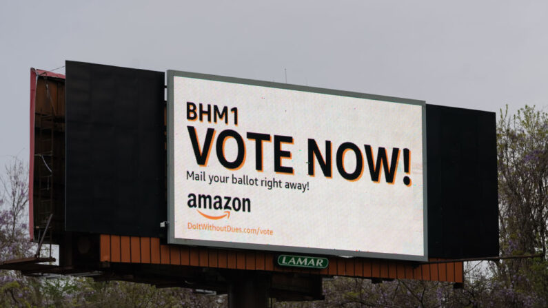 Una valla publicitaria patrocinada por Amazon que insta a los empleados a devolver sus papeletas de sindicalización se ve el 28 de marzo de 2021 en Bessemer, Alabama. (Elijah Nouvelage/Getty Images)