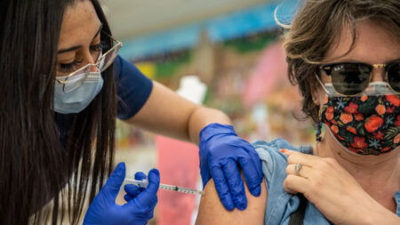 Moderna finaliza la solicitud para la aprobación de su vacuna anti-COVID