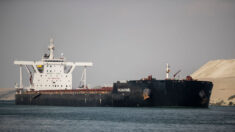 Baja el número de barcos que esperan en canal de Suez pero continúa el atasco