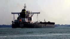 Unos 200 barcos siguen atascados en canal de Suez mientras Egipto busca compensación