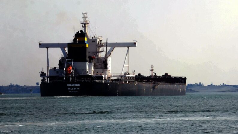 Un barco navega por el Canal de Suez de Egipto el 30 de marzo de 2021, un día después de que un buque de carga fuera desalojado de sus orillas. (Tarek Wajeh / AFP vía Getty Images)