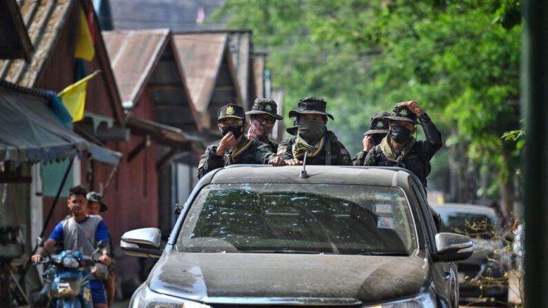 Guardias del Departamento de Parques Nacionales de Tailandia en la ciudad de Mae Sam Laep, en la provincia de Mae Hong Son, el 31 de marzo de 2021, frente al lugar donde los refugiados birmanos intentaron cruzar el río Salween a lo largo de la frontera entre Tailandia y Birmania tras los ataques aéreos en el estado de Karen después del golpe militar de febrero. (Lillian Suwanrumpha/AFP vía Getty Images)