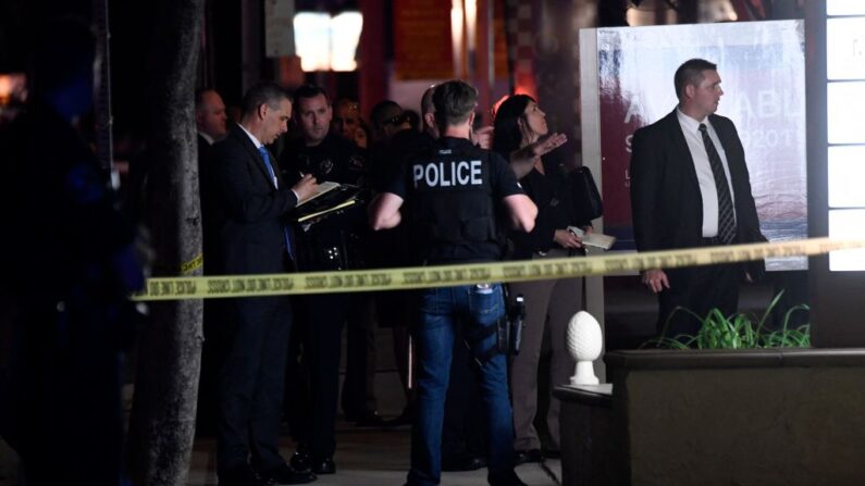 Agentes y oficiales de policía se paran afuera de un edificio de oficinas donde varias personas murieron en un tiroteo en Orange, California (EE.UU.) el 31 de marzo de 2021. (Patrick T.Fallon / AFP vía Getty Images)