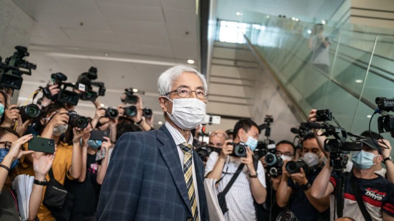 El exlegislador y abogado Martin Lee abandona los Tribunales de Magistrados de West Kowloon después de una audiencia el 1 de abril de 2021 en Hong Kong, China. (Anthony Kwan / Getty Images)
