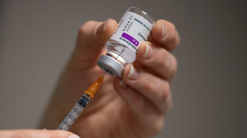 Un farmacéutico prepara una dosis de la vacuna AstraZeneca / Oxford covid-19 con una jeringa en una farmacia, en Savenay, en el oeste de Francia, el 2 de abril de 2021. (Loic Venance/AFP vía Getty Images)
