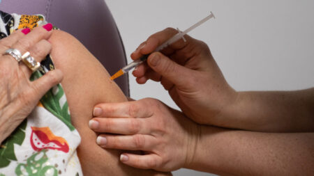 La EMA confirma «posible vínculo» de la vacuna de AstraZeneca con casos raros de coagulación
