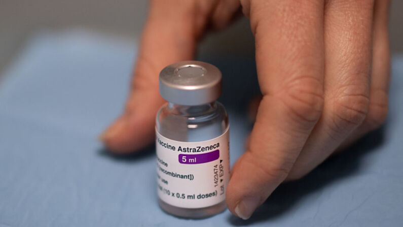 Una farmacéutica sostiene una ampolla de la vacuna AstraZeneca/Oxford Covid-19 en una farmacia, en Savenay, al oeste de Francia, el 2 de abril de 2021. (Foto de LOIC VENANCE/AFP a través de Getty Images)
