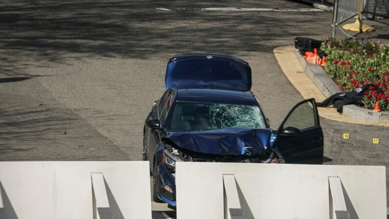 Las fuerzas del orden investigan la escena luego de que un vehículo atacara una barricada en el Capitolio de los Estados Unidos el 2 de abril de 2021 en Washington, DC. (Drew Angerer/Getty Images)