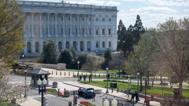 El coche que se estrelló contra una barrera cerca del Capitolio de Estados Unidos el 2 de abril de 2021, en Washington, DC. (Eric Baradat/AFP vía Getty Images)