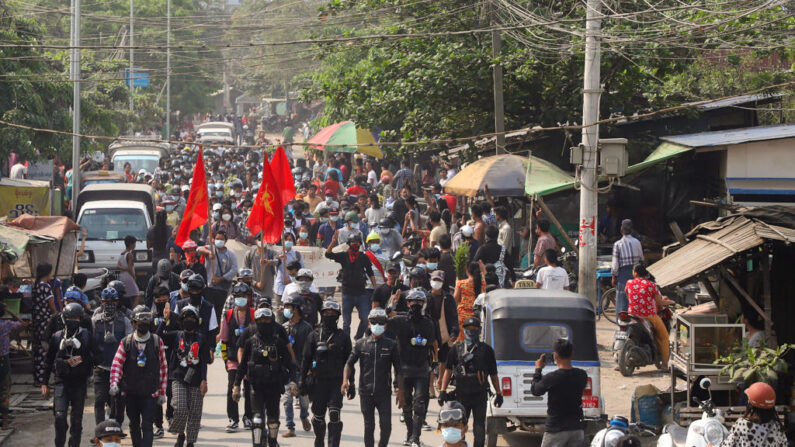 Los manifestantes participan en una protesta contra el golpe militar en Mandalay, Birmania, el 3 de abril de 2021. (STR/AFP vía Getty Images)