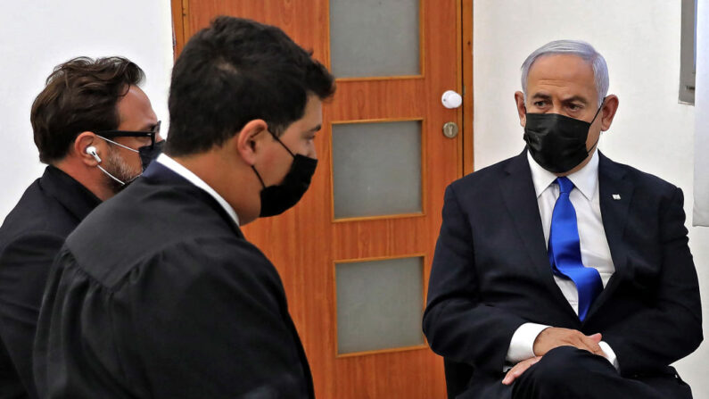 El primer ministro israelí Benjamin Netanyahu (d) asiste a la audiencia de su juicio por corrupción en el tribunal de distrito de Jerusalén el 5 de abril de 2021. (Abir Sultan / POOL / AFP vía Getty Images)