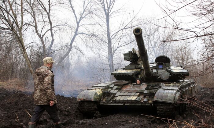 Militares ucranianos junto a su tanque cerca de Lysychansk, Ucrania, el 7 de abril de 2021. (STR/AFP a través de Getty Images)