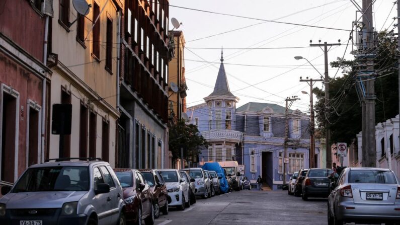 Vista de una calle vacía en Valparaíso, Chile, el 6 de abril de 2021. (Javier Torres/AFP vía Getty Images)