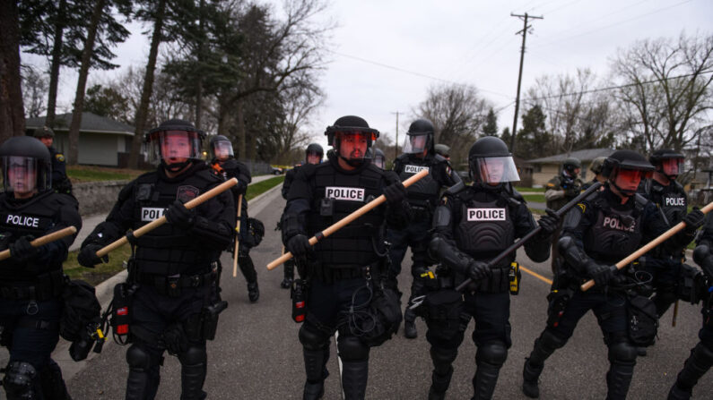 Policías forman una línea para hacer retroceder a los manifestantes el 11 de abril de 2021 en Brooklyn Center, Minnesota. (Stephen Maturen/Getty Images)
