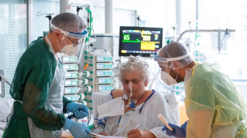 Enfermeras de cuidados intensivos atienden a un paciente infectado por el nuevo coronavirus (Covid-19) o virus del PCCh en una unidad de cuidados intensivos (UCI) del hospital de Freising, al sur de Alemania, el 12 de abril de 2021. (Lennart Preiss/AFP vía Getty Images)