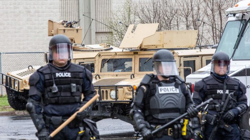 Oficiales de la Policía de Minnesota hacen guardia frente a la comisaría de Brooklyn Center, Minneapolis, Minnesota, el 12 de abril de 2021. (KEREM YUCEL/AFP vía Getty Images)
