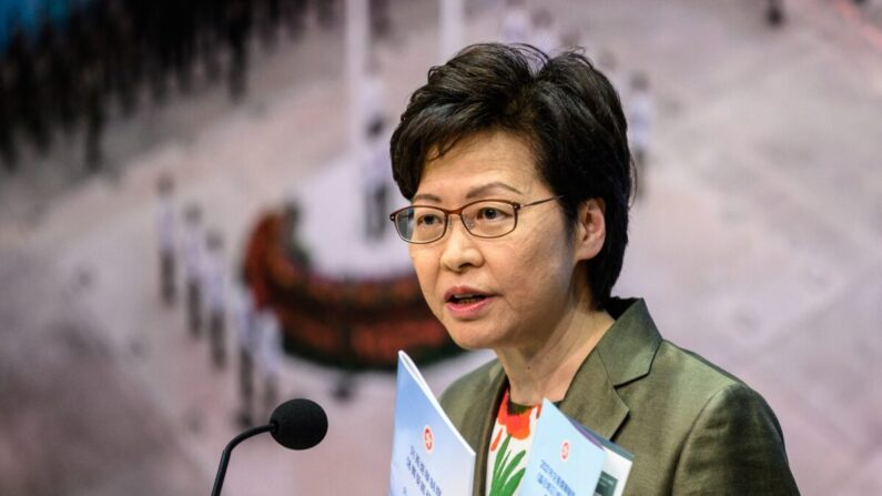La directora ejecutiva de Hong Kong, Carrie Lam, durante una conferencia de prensa en la sede del gobierno en Hong Kong el 13 de abril de 2021. (Anthony Wallace/AFP a través de Getty Images)