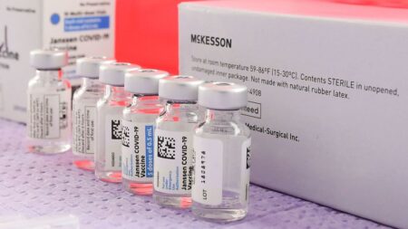Análisis de la FDA descubre condiciones deficientes en planta de producción de las vacunas de J&J