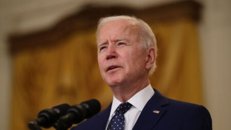 Gobierno de Biden deja de multar a inmigrantes ilegales que no se fueron de EE. UU. y cancela deuda