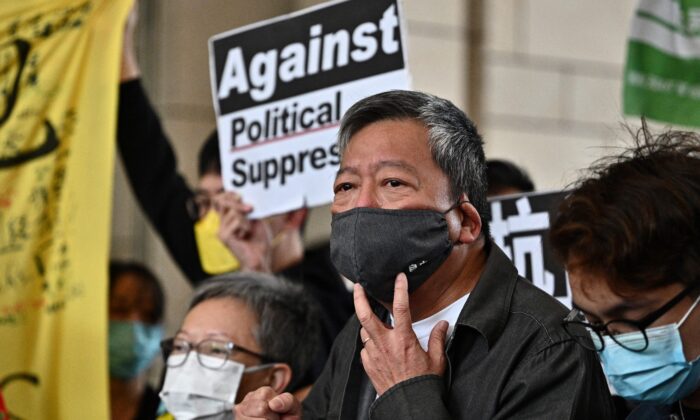 El activista prodemocracia Lee Cheuk-yan (centro) llega al tribunal de West Kowloon, en Hong Kong, el 16 de abril de 2021 para recibir una sentencia después de ser declarado culpable por organizar una asamblea no autorizada el 18 de agosto de 2019. (Anthony Wallace/AFP vía Getty Imágenes)