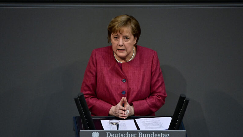 La canciller alemana Angela Merkel habla durante una sesión del Bundestag (cámara baja del parlamento) el 16 de abril de 2021 en Berlín, Alemania. (Tobias Schwarz/AFP vía Getty Images)