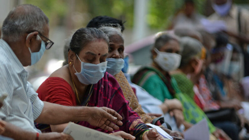 La gente espera su turno para recibir la vacuna contra el covid-19 en un hospital gubernamental de Chennai, India, el 16 de abril de 2021. (Arun Sankar/AFP vía Getty Images)