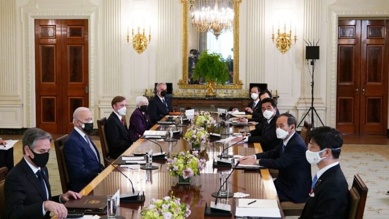 El presidente de Estados Unidos, Joe Biden (2i), y el primer ministro de Japón, Yoshihide Suga (2d) participan en una reunión bilateral ampliada en el Comedor de Estado de la Casa Blanca en Washington, DC, el 16 de abril de 2021. (Mandel Ngan/AFP/Getty Images)