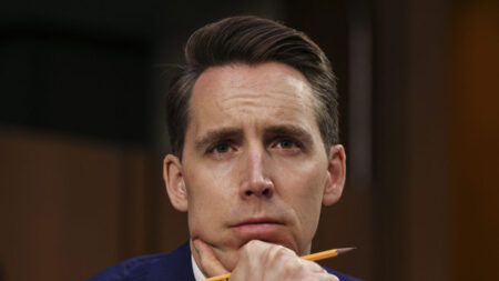 Senador Josh Hawley propone al Congreso reabrir «a toda velocidad» producción energética de EEUU