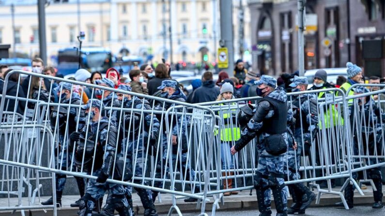 Agentes de la policía antidisturbios rusa bloquean una calle durante una manifestación en apoyo del crítico del Kremlin encarcelado Alexéi Navalni, en Moscú, Rusia, el 21 de abril de 2021. (Kirill Kudryavtsev/AFP/Getty Images)