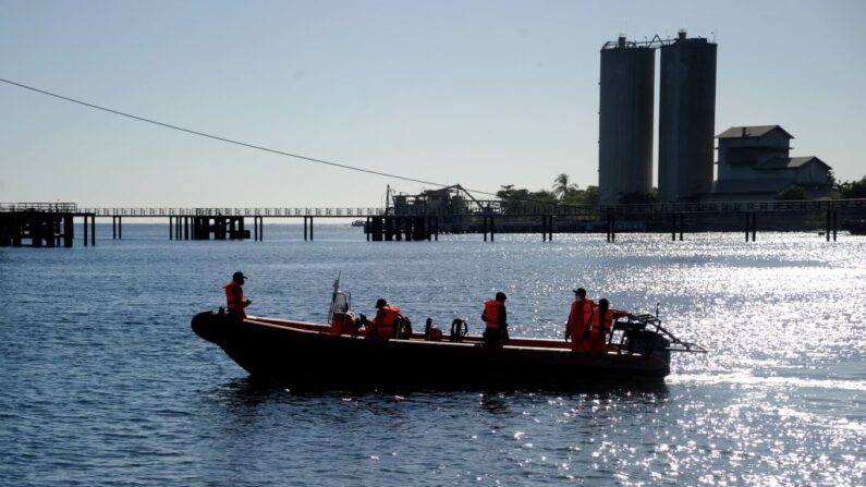 Miembros de la Agencia de Rescate de Indonesia se preparan para participar en la operación de búsqueda de un submarino de la Armada de Indonesia que desapareció durante unos ejercicios militares frente a la costa de Bali, en el puerto de Celukan Bawang, en la provincia de Buleleng, el 22 de abril de 2021. (Sonny Tumbelaka/AFP vía Getty Images)