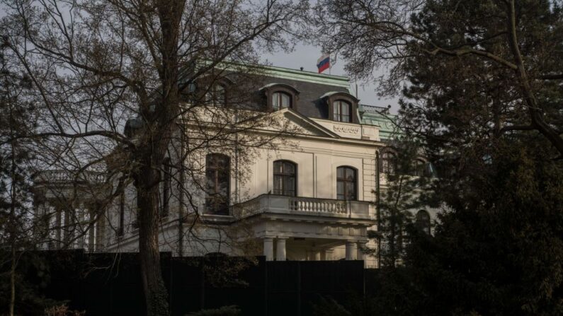 Esta foto tomada el 22 de abril de 2021 muestra la embajada rusa en Praga (República Checa). (Michal Cizek/AFP vía Getty Images)