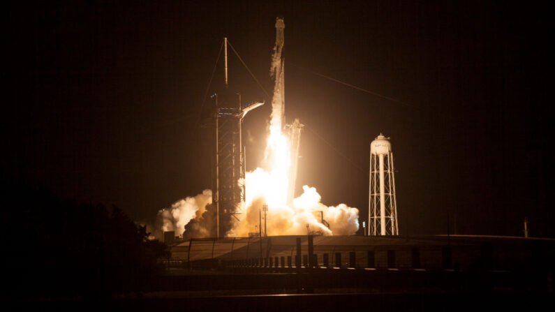 En este folleto de la NASA, un cohete Falcon 9 de SpaceX que transporta la nave espacial Crew Dragon de la compañía es lanzado en la misión SpaceX Crew-2 de la NASA a la Estación Espacial Internacional con los astronautas de la NASA Shane Kimbrough y Megan McArthur, el astronauta de la ESA (Agencia Espacial Europea) Thomas Pesquet, y el astronauta de la Agencia de Exploración Aeroespacial de Japón (JAXA) Akihiko Hoshide a bordo, el 23 de abril de 2021, en el Centro Espacial Kennedy de la NASA en Florida (EE.UU.). (Joel Kowsky/NASA vía Getty Images)