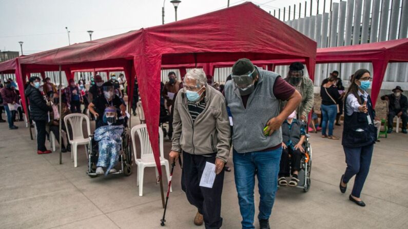 Ciudadanos de la tercera edad esperan su turno para recibir una dosis de la vacuna de Pfizer-BioNTech contra el COVID-19, en un centro de vacunación en Lima, Perú, el 23 de abril de 2021. (Ernesto Benavides/AFP vía Getty Images)