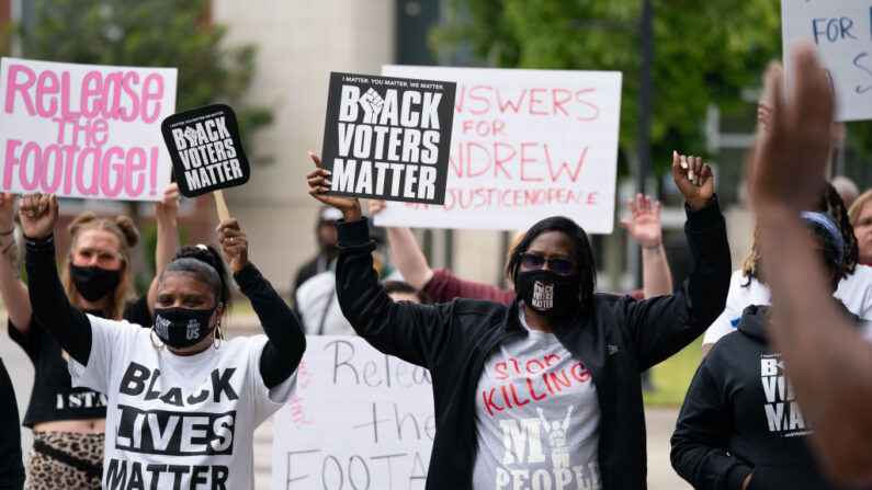 Manifestantes sostienen carteles durante una marcha de protesta el 24 de abril de 2021 en Elizabeth City, Carolina del Norte. (Sean Rayford/Getty Images)