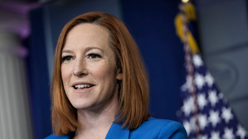 La secretaria de prensa de la Casa Blanca, Jen Psaki, habla durante la rueda de prensa diaria en la Casa Blanca el 26 de abril de 2021 en Washington, DC. (Drew Angerer/Getty Images)