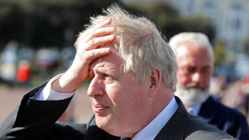 El primer ministro británico, Boris Johnson, gesticula mientras hace campaña en Llandudno, al norte de Gales, el 26 de abril de 2021, antes de las elecciones galesas del 6 de mayo. (Phil Noble/POOL/AFP vía Getty Images)