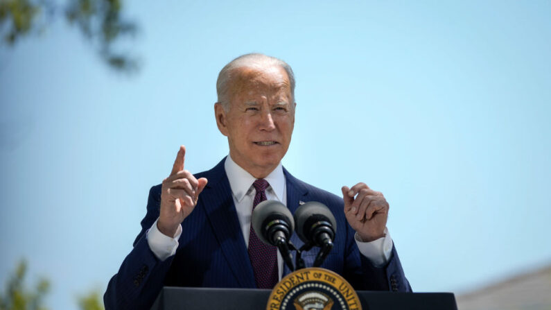 El presidente de los Estados Unidos, Joe Biden, habla sobre las directrices actualizadas de los CDC sobre las mascarillas en el Jardín Norte de la Casa Blanca el 27 de abril de 2021 en Washington, DC. (Drew Angerer/Getty Images)